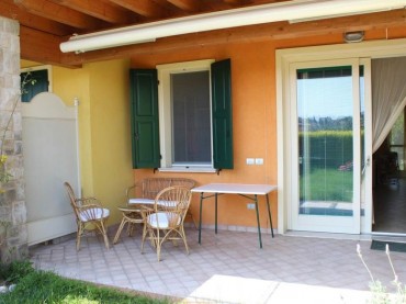 BEREITS VERKAUFT/VERMIETET 2 Zimmer Wohnung mit Pool und Garten